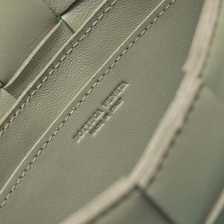 Batch 1320, ready to ship, first release on the whole network ♨️♨️ (mini size) BV sheepskin + 15 grid cassette + limited edition 🉑️🉑️🉑️ Classic style, high-end simplicity, this upper body is super refreshing! Paired with the BV parrot green on the sides, it’s very stylish but not exaggerated! Model: 7587 Size: 19*5.5*12cm